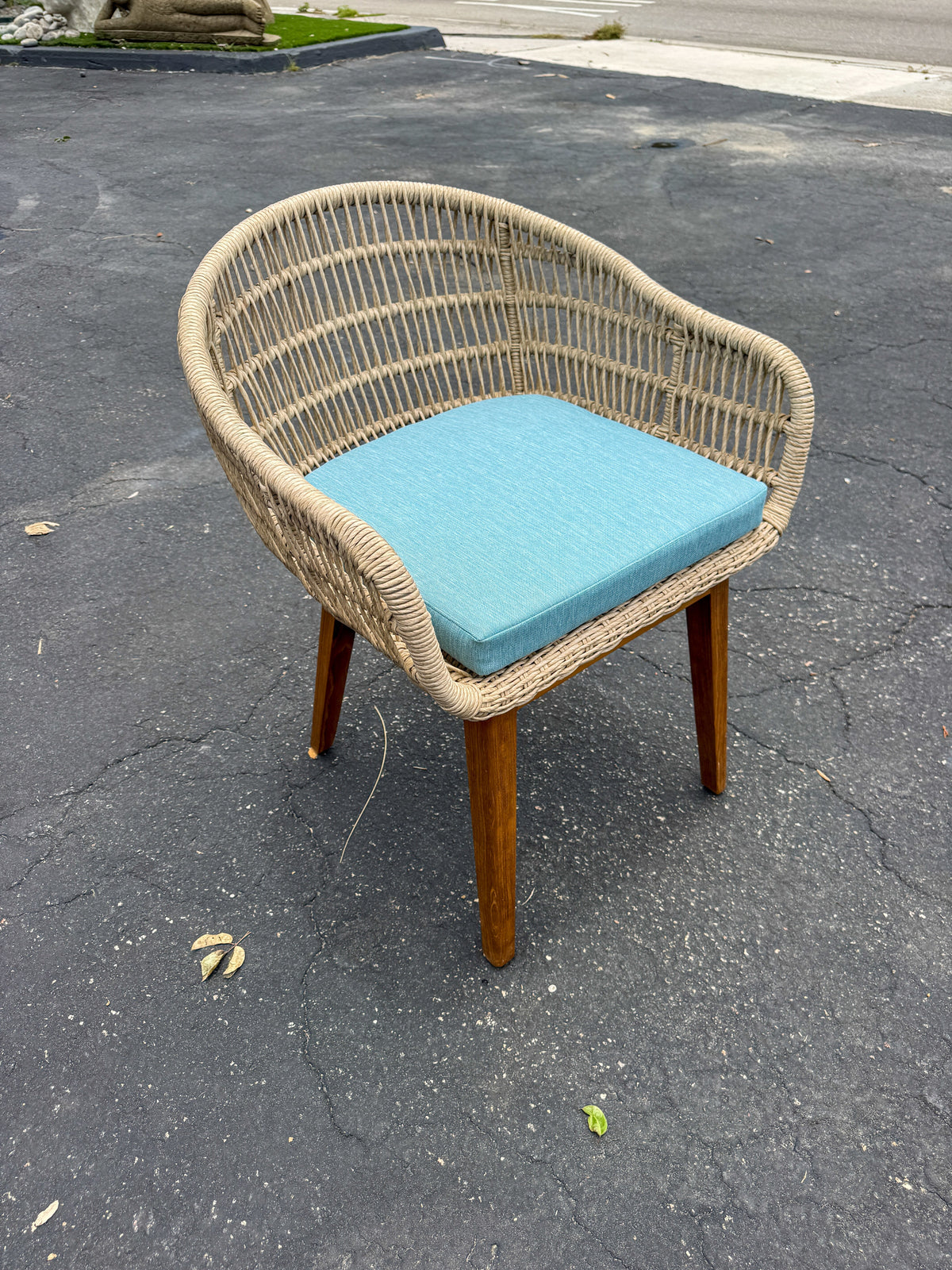 SYNTHETIC ROPE AND TEAK ARM CHAIR W/ BLUE CUSHION